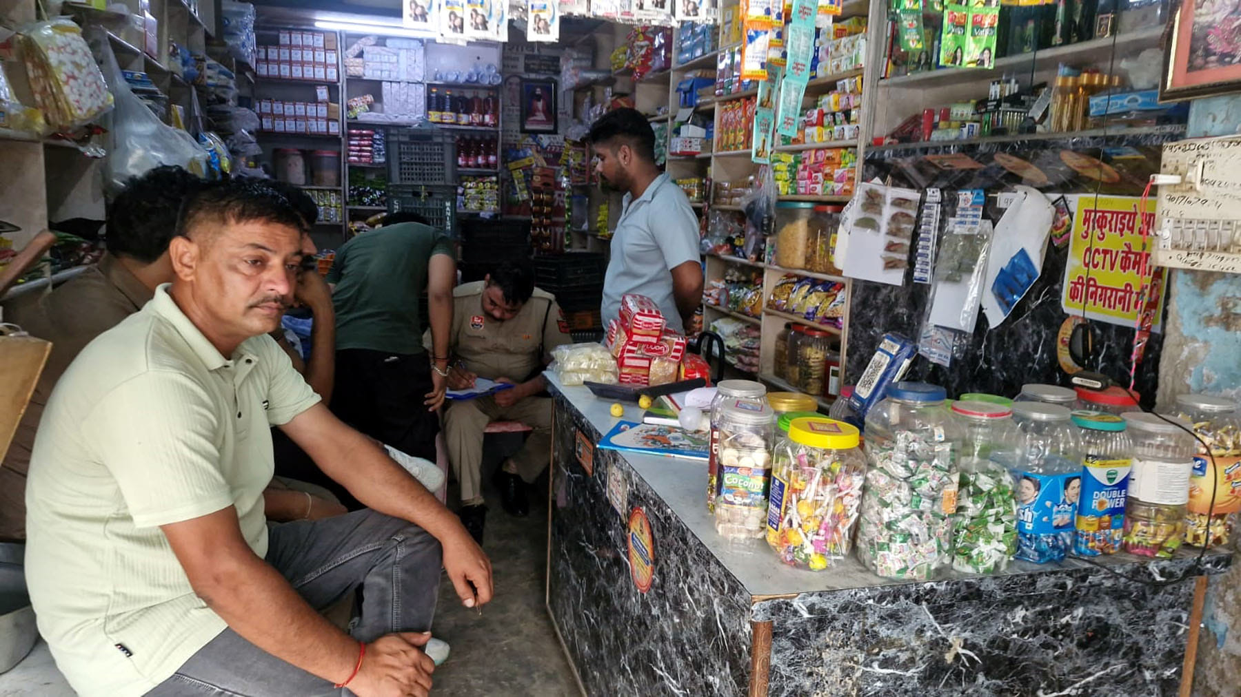 गांव बात्ता में चोरी की घटना की जांच करते पुलिस अधिकारी। संवाद