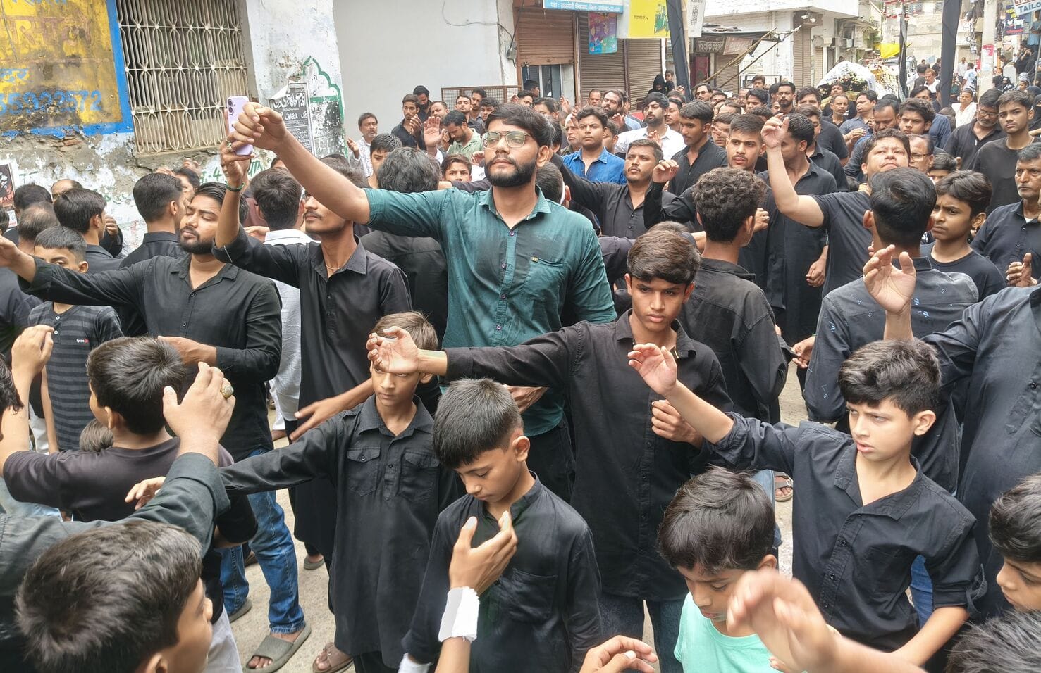 हल्लुम के अवसर पर मंगलवार को निकले जुलूस में सीनाजनी करते अकीदतमंद। हल्लुम के अवसर पर मंगलवार को निकले जुलूस में सीनाजनी करते अकीदतमंद।