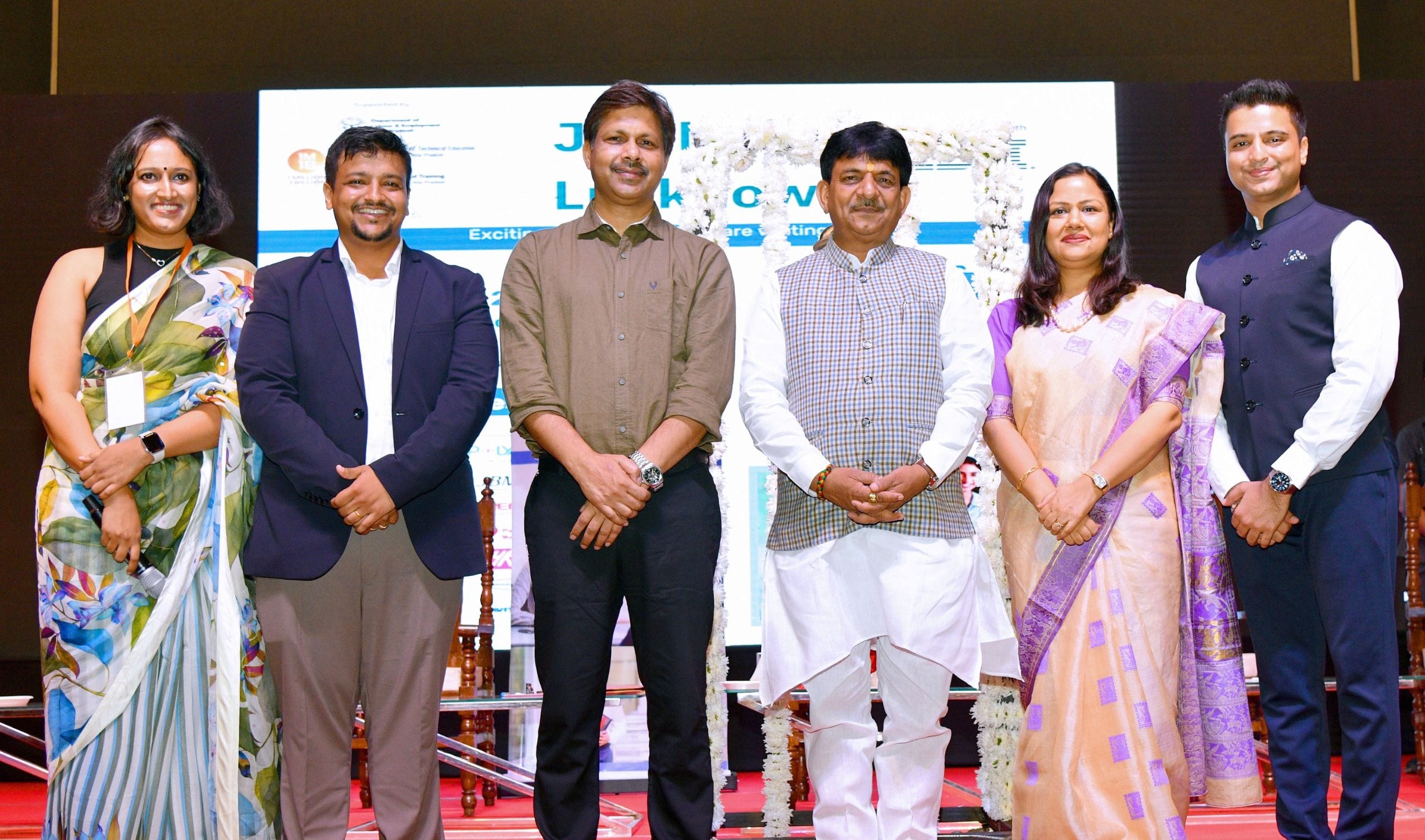 इंदिरा गांधी प्रतिष्ठान में आयोजित मेगा रोजगार मेले में मौजूद अभ्यर्थियों को संबोधित करते व्याव इंदिरा गांधी प्रतिष्ठान में आयोजित मेगा रोजगार मेले में मौजूद अभ्यर्थियों को संबोधित करते व्याव