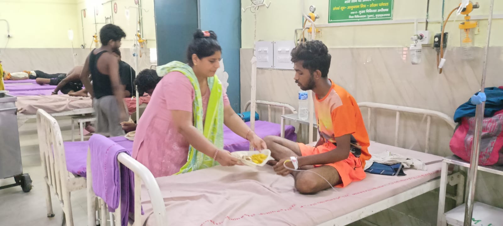 जिला चिकित्सालय के विशेष वार्ड में भर्ती कावड़ यात्री। संवाद