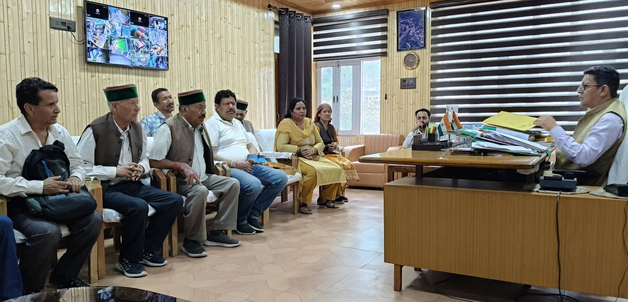 ज्यूरी के कोटला गांव में गुजर समुदाय को बसाने के विरोध में एसडीएम रामपुर को ज्ञापन सौंपते ग्राम