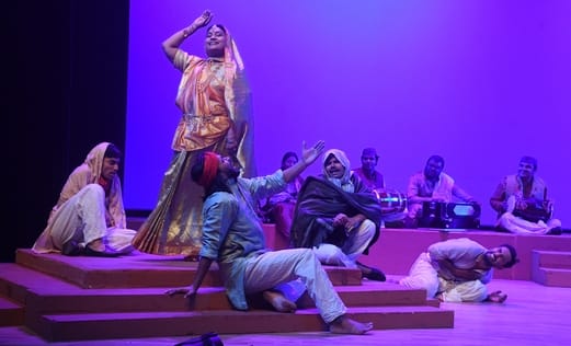 काकोरी एक्शन नाटक का मंचन किया 
