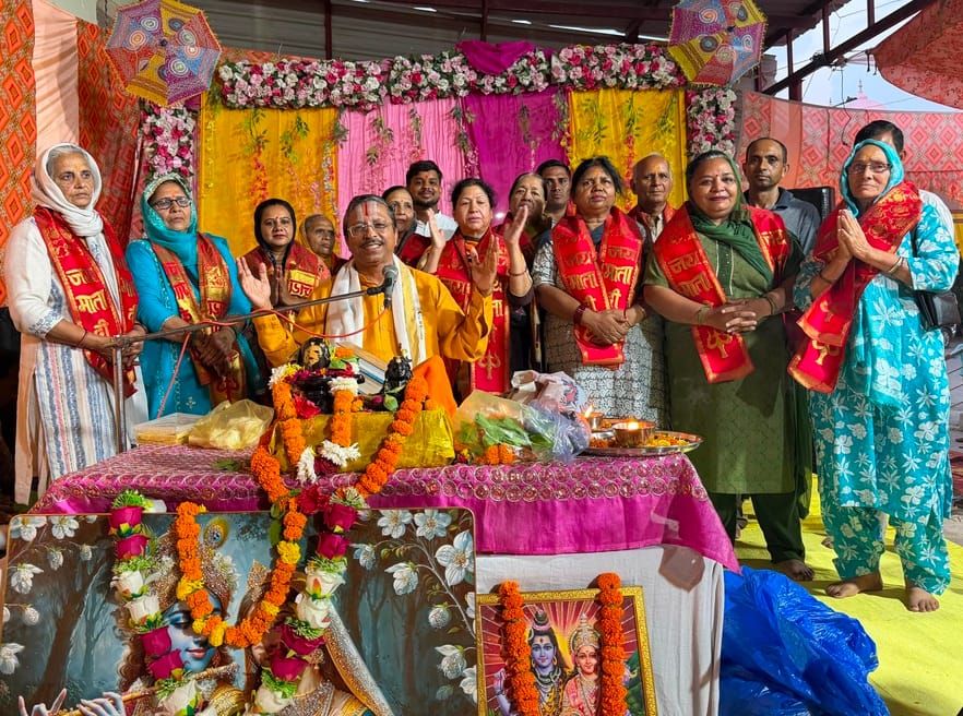 कुरुक्षेत्र। कथा के दौरान श्रद्धालुओं के साथ कथावाचक अनिल शास्त्री। स्वयं