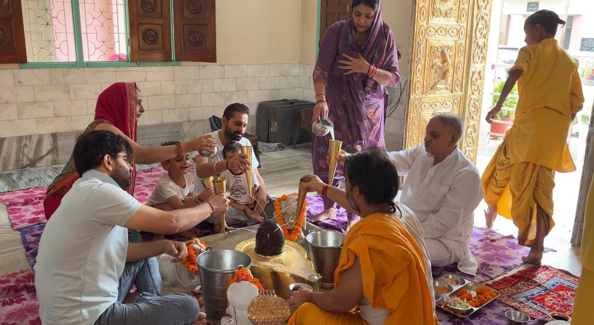 कुरुक्षेत्र। श्री रामेश्वर महादेव मंदिर में शिवलिंग का जलाभिषेक करता यज्ञमान परिवार। स्वयं