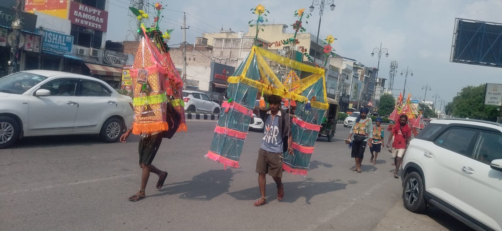 कुरुक्षेत्र। शिवलिंग पर जलाभिषेक करते श्रद्वालु। संवाद कुरुक्षेत्र। शिवलिंग पर जलाभिषेक करते श्रद्वालु। संवाद
