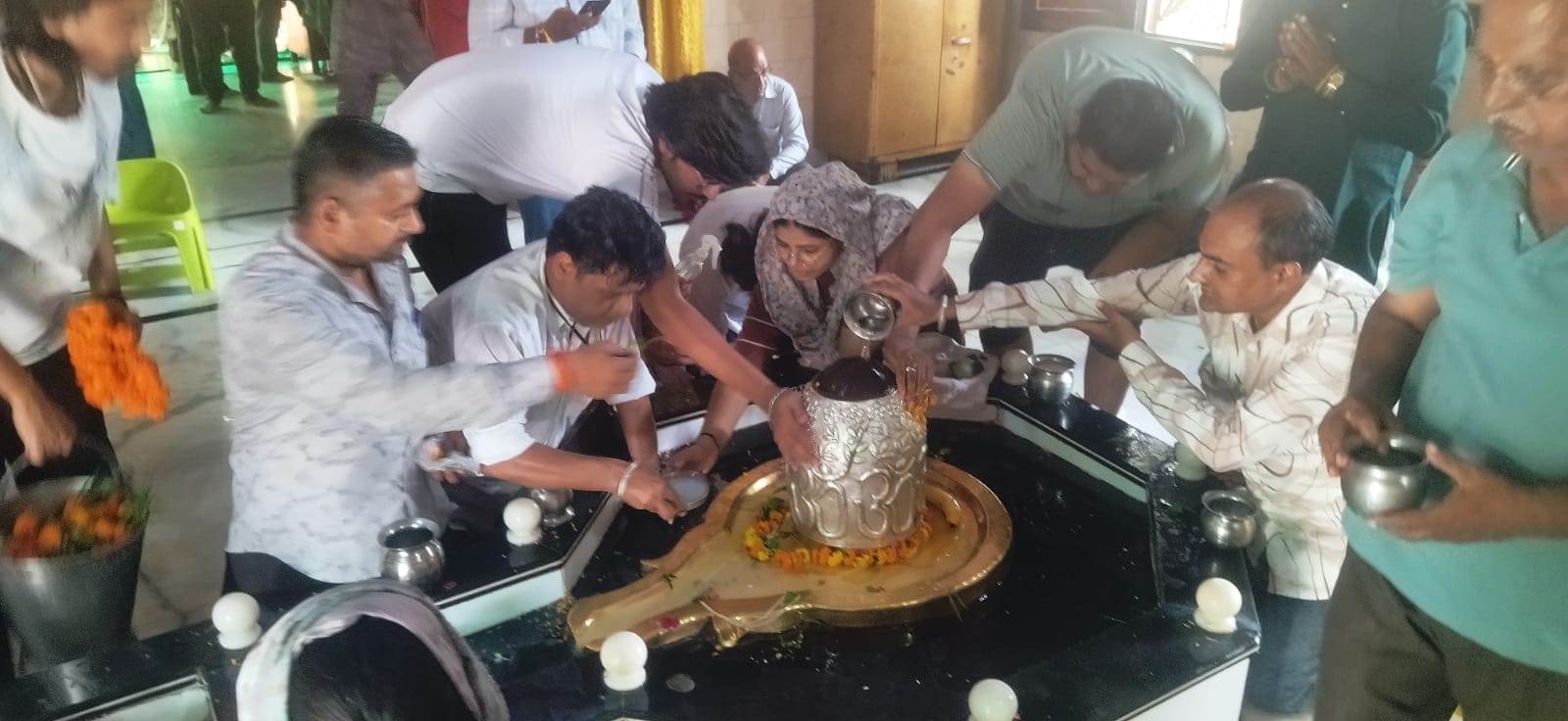 कुरुक्षेत्र। शिवलिंग पर जलाभिषेक करते श्रद्वालु। संवाद कुरुक्षेत्र। शिवलिंग पर जलाभिषेक करते श्रद्वालु। संवाद