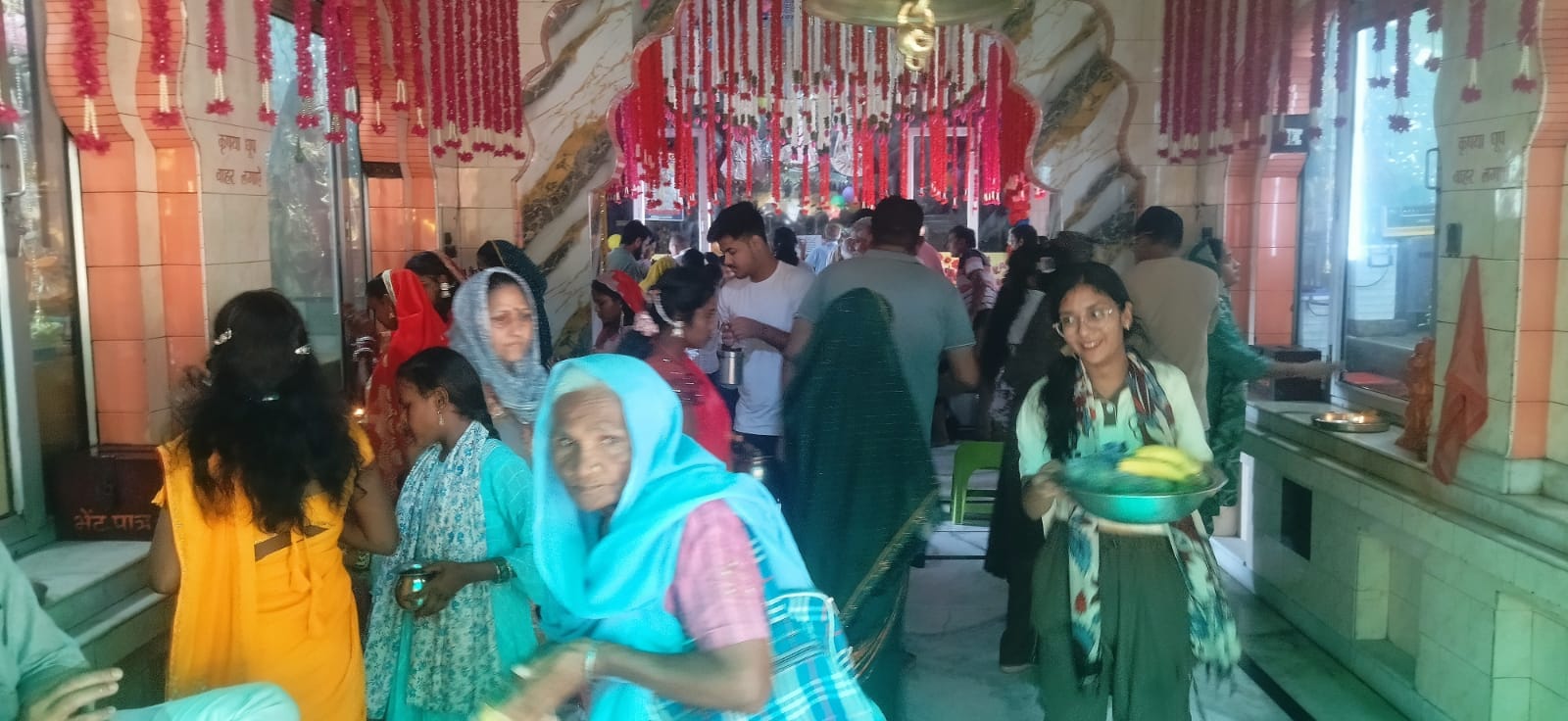 कुरुक्षेत्र। शिवलिंग पर जलाभिषेक करते श्रद्वालु। संवाद कुरुक्षेत्र। शिवलिंग पर जलाभिषेक करते श्रद्वालु। संवाद