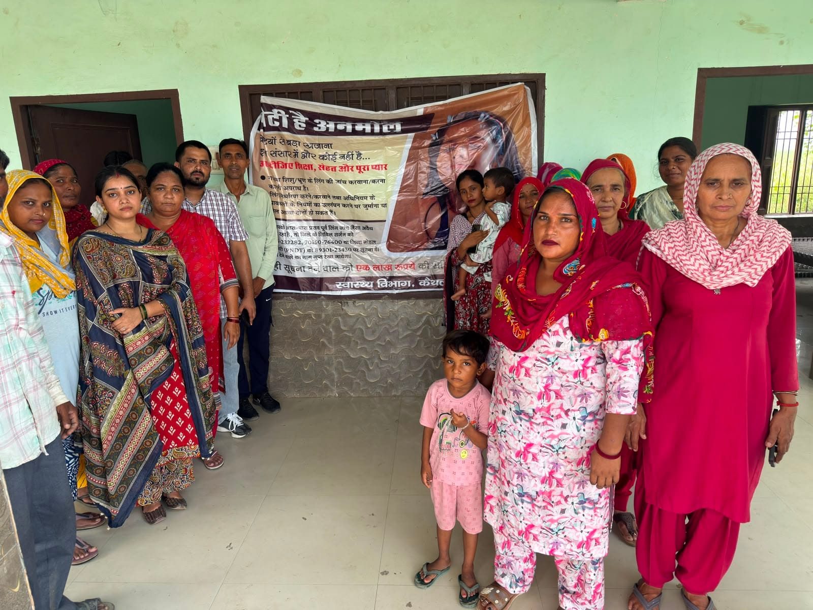 कार्यक्रम में ग्रामीणों को जागरूक करते स्वास्थ्य विभाग की टीम। कार्यक्रम में ग्रामीणों को जागरूक करते स्वास्थ्य विभाग की टीम।