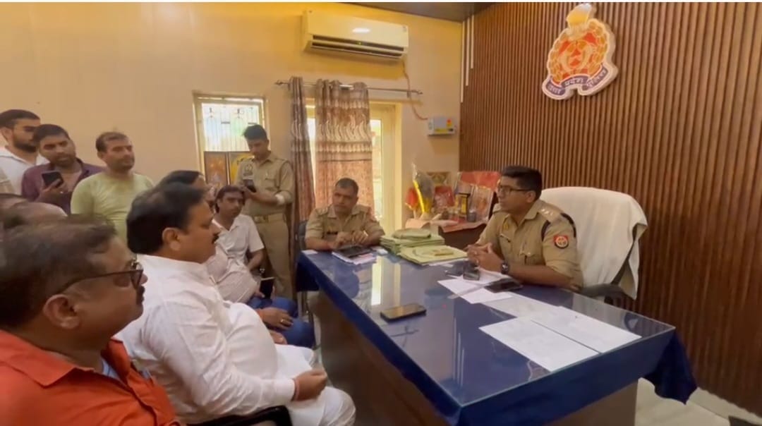 कांट में कुर्रियाकलां रोड पर चोरी की घटना के बाद दुकान के बाहर लगी भीड़। संवाद