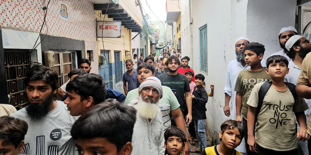 खुर्जा के सराय मुर्तजा मोहल्ले स्थित घर में सिलिंडर फटने से आग लगने के बाद निकलता धुंआ। संवाद खुर्जा के सराय मुर्तजा मोहल्ले स्थित घर में सिलिंडर फटने से आग लगने के बाद निकलता धुंआ। संवाद