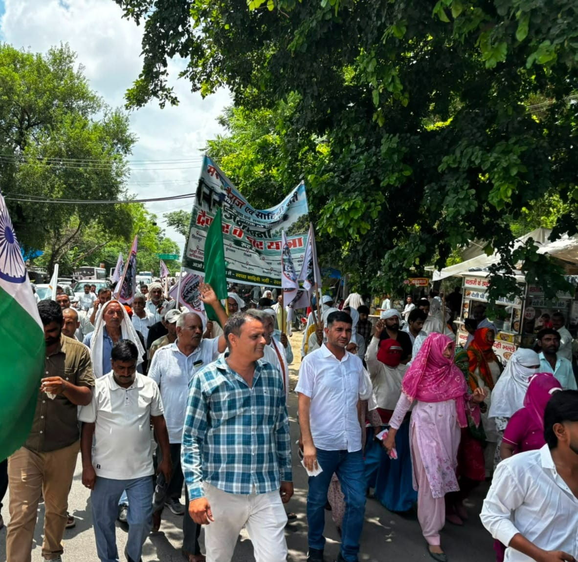 लघु सचिवालय के बाहर धरने पर बैठे ग्रामीण, मौके पर खड़ी पुलिस की टीम। संवाद लघु सचिवालय के बाहर धरने पर बैठे ग्रामीण, मौके पर खड़ी पुलिस की टीम। संवाद