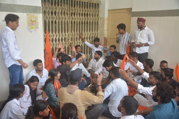 लखनऊ विश्वविद्यालय में  अखिल भारतीय विद्यार्थी परिषद ने किया प्रदर्शन। 