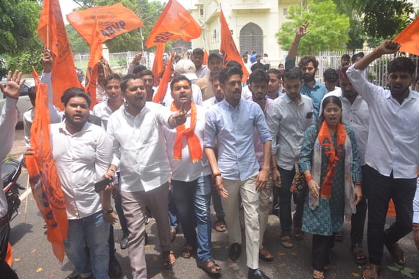 लखनऊ विश्वविद्यालय में  अखिल भारतीय विद्यार्थी परिषद ने किया प्रदर्शन। 