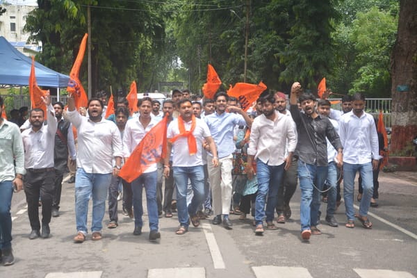 लखनऊ विश्वविद्यालय में  अखिल भारतीय विद्यार्थी परिषद ने किया प्रदर्शन। 