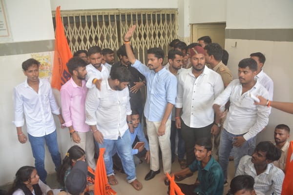 लखनऊ विश्वविद्यालय में  अखिल भारतीय विद्यार्थी परिषद ने किया प्रदर्शन। 