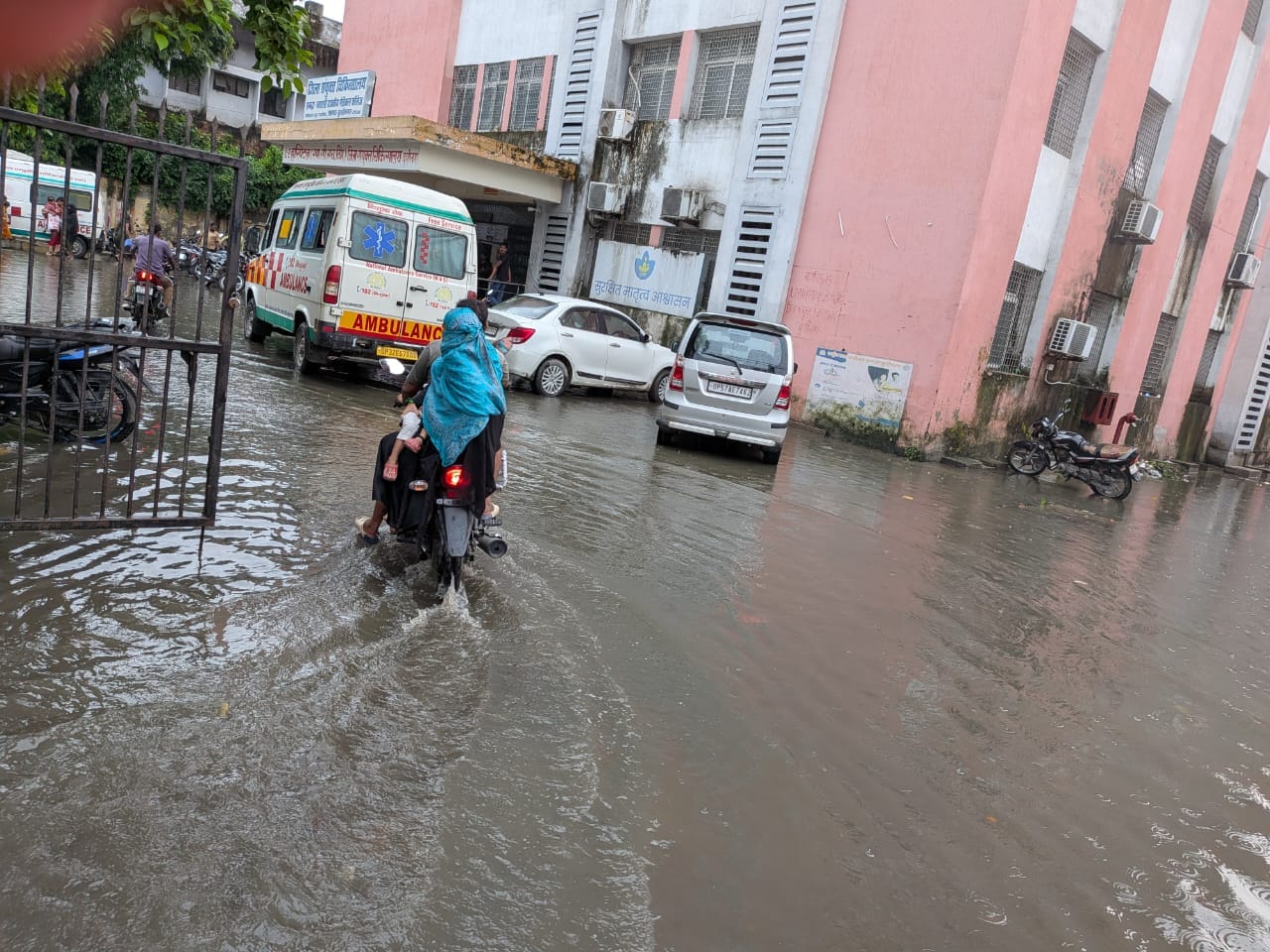 मेडिकल कॉलेज के अल्ट्रासाउंड कक्ष के बाहर अपनी बारी का इंतजार करते मरीज। संवाद मेडिकल कॉलेज के अल्ट्रासाउंड कक्ष के बाहर अपनी बारी का इंतजार करते मरीज। संवाद