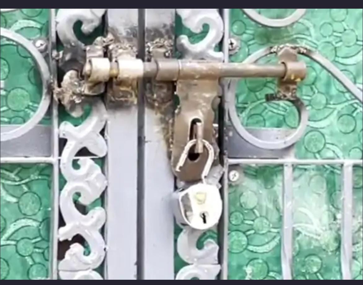मेन गेट का टूटा हुआ ताला।