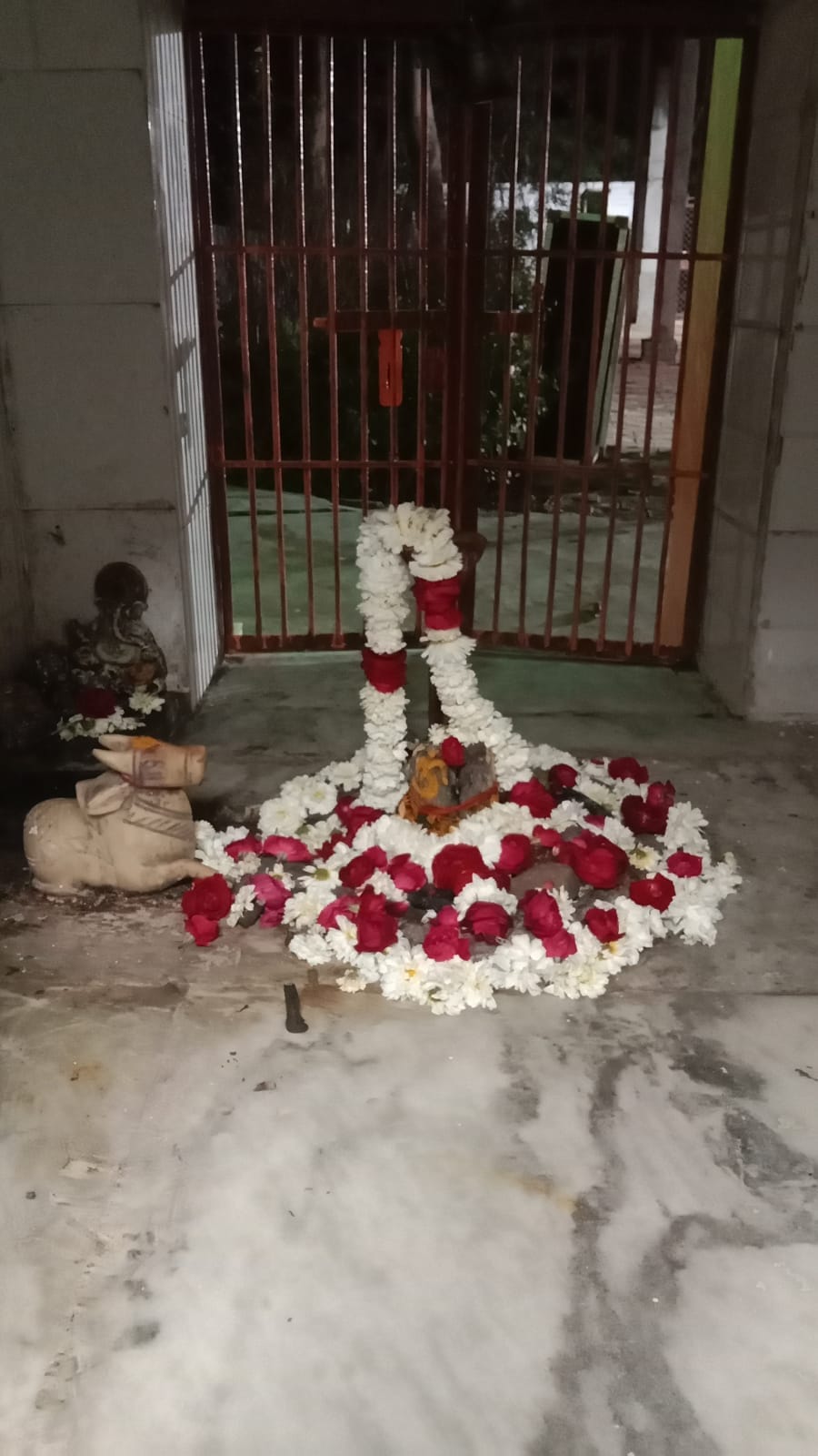 मऊ गूरा के देवघट बाबा मंदिर पर लगी श्रद्धालुओं की भीड़।संवाद
