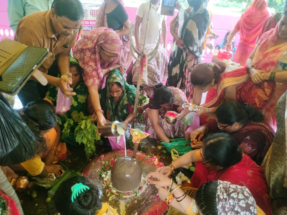 मऊ गूरा के देवघट बाबा मंदिर पर लगी श्रद्धालुओं की भीड़।संवाद