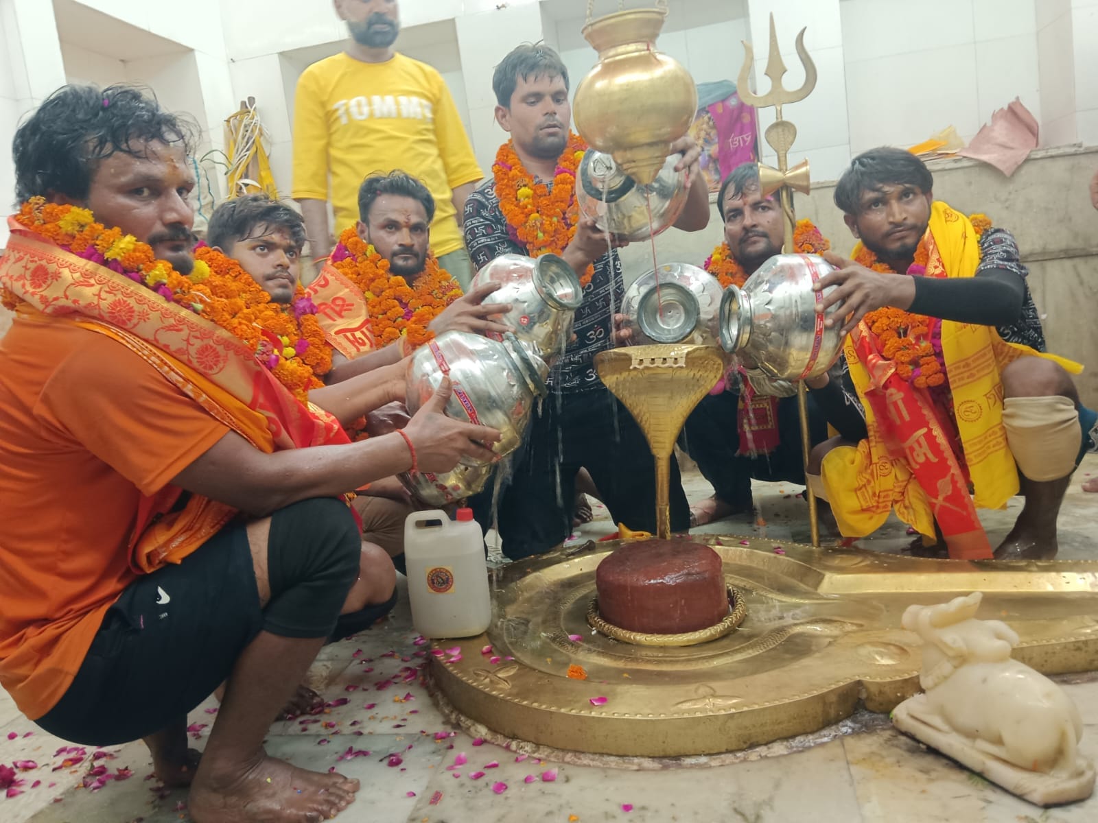 मऊ गूरा के देवघट बाबा मंदिर पर लगी श्रद्धालुओं की भीड़।संवाद