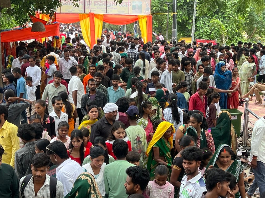 नगर के भीटी स्थित शिवमंदिर पर सावन के पहले सोमवार को पूजन अर्चन करते श्रद्धालु। संवाद नगर के भीटी स्थित शिवमंदिर पर सावन के पहले सोमवार को पूजन अर्चन करते श्रद्धालु। संवाद