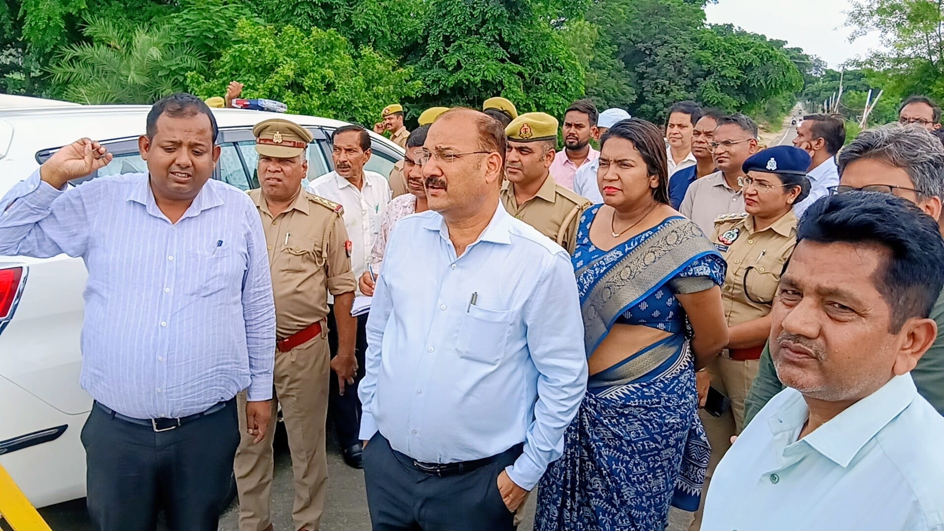 नहर पटरी पर शिविर स्थल के पास खडे सूखे पेड को डीएम ने कटवाने के निर्देश दिए। (मवाना) नहर पटरी पर शिविर स्थल के पास खडे सूखे पेड को डीएम ने कटवाने के निर्देश दिए। (मवाना)