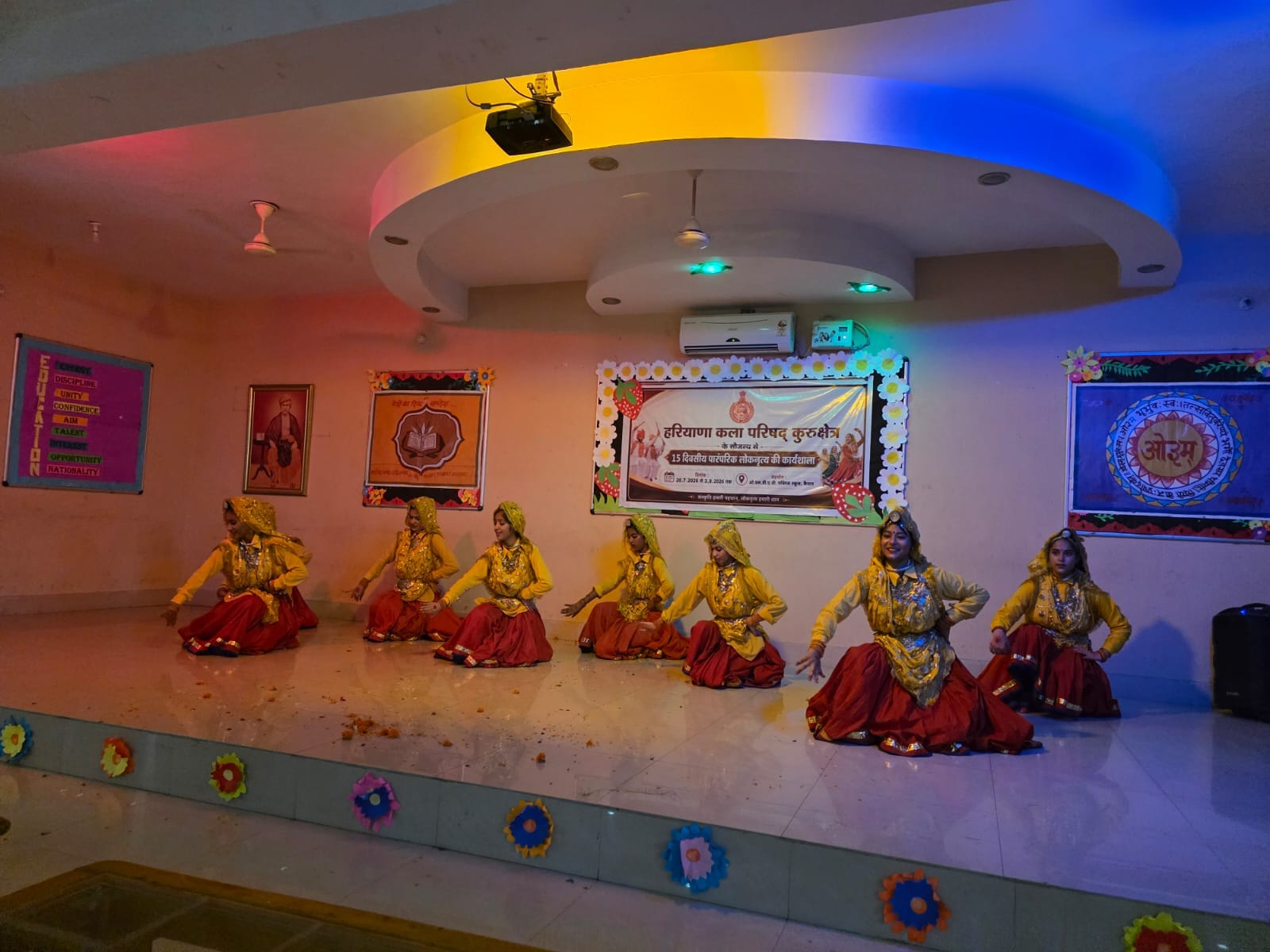नृत्य कार्यशाला के समापन पर प्रस्तुति देते हुए छात्राएं। विज्ञप्ति