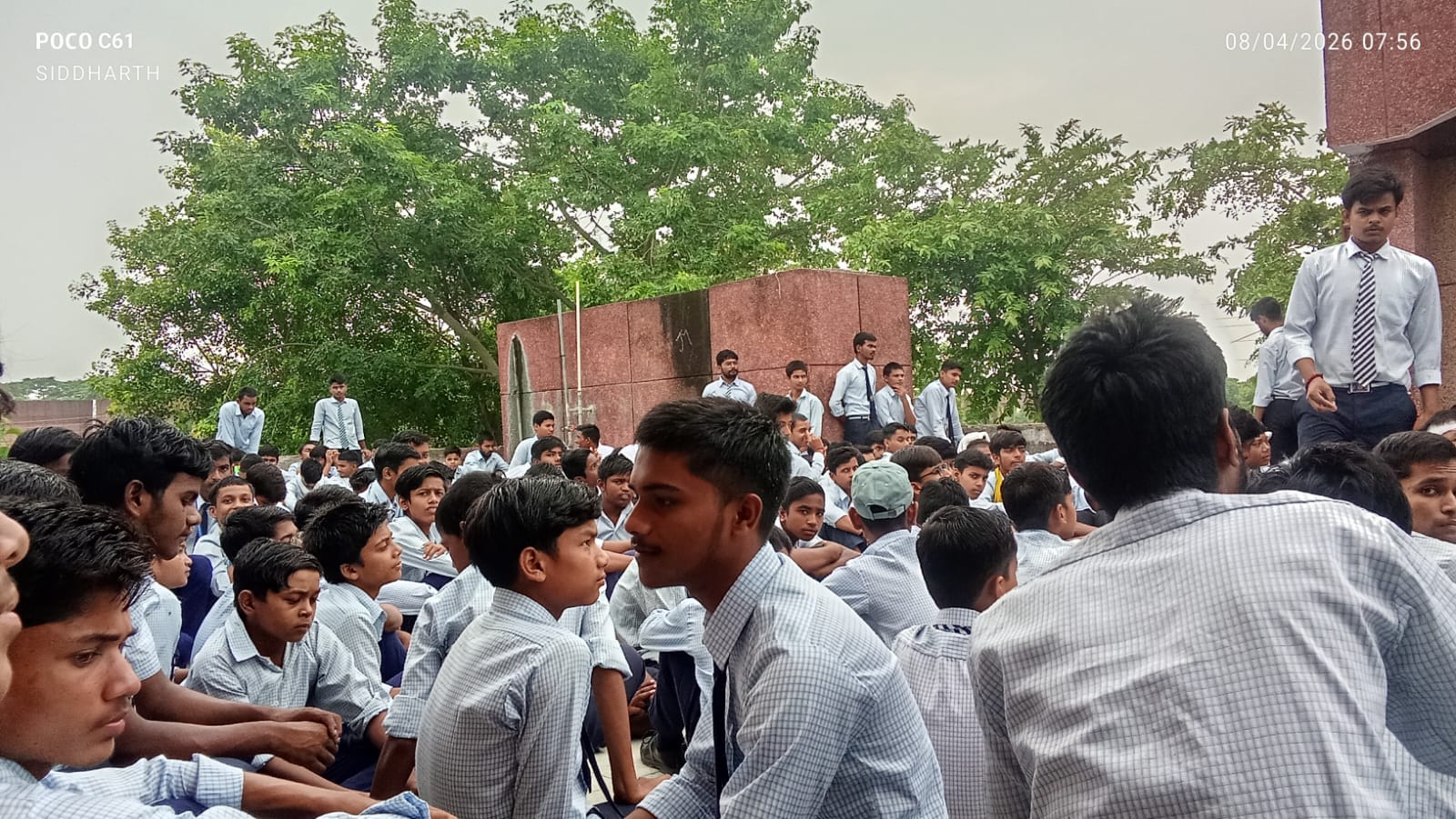नवोदय विद्यालय के पास सड़क पर बैठे विद्यार्थियों से बातचीत करती डीएम व अन्य नवोदय विद्यालय के पास सड़क पर बैठे विद्यार्थियों से बातचीत करती डीएम व अन्य