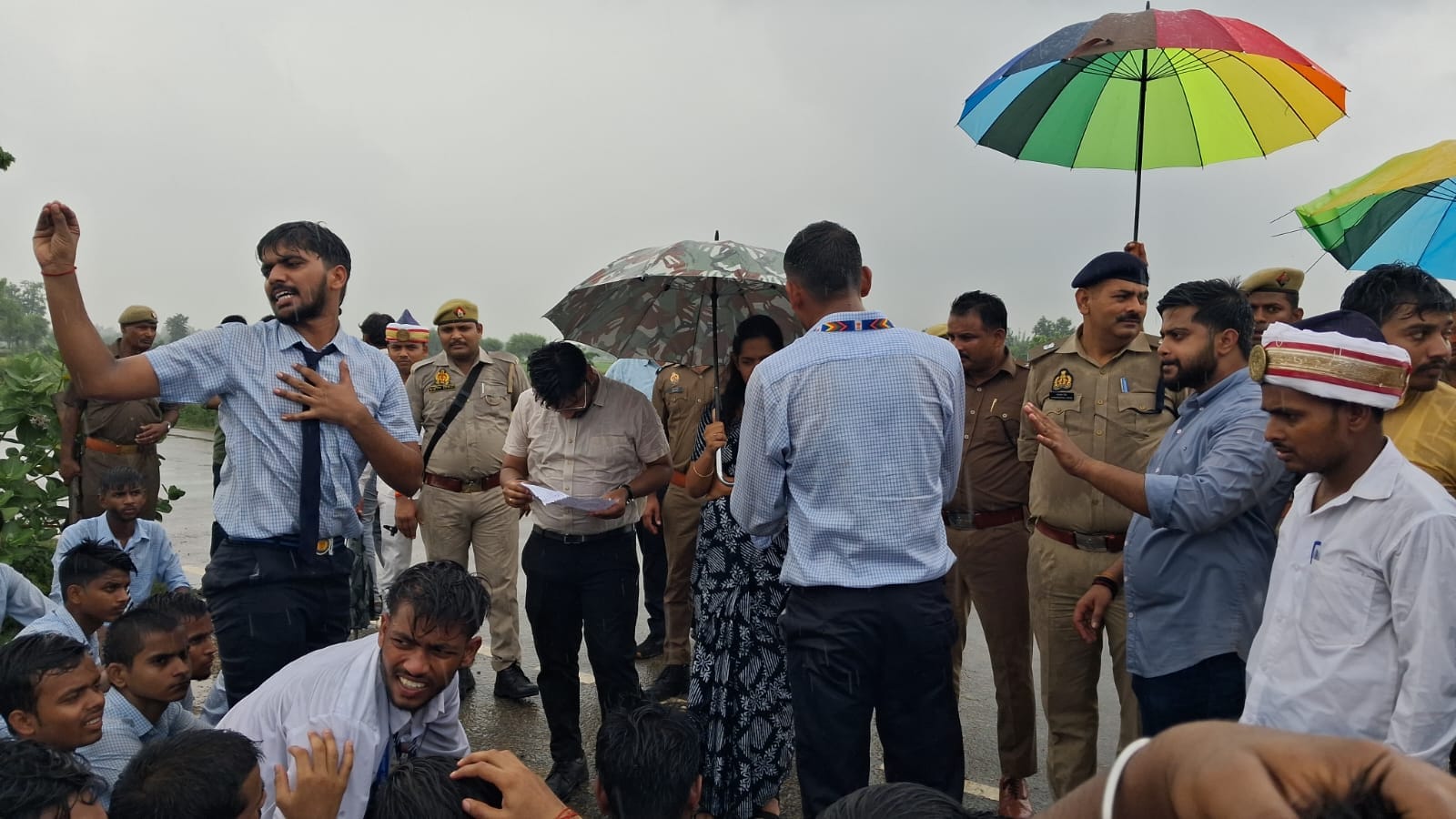नवोदय विद्यालय के पास सड़क पर बैठे विद्यार्थियों से बातचीत करती डीएम व अन्य नवोदय विद्यालय के पास सड़क पर बैठे विद्यार्थियों से बातचीत करती डीएम व अन्य