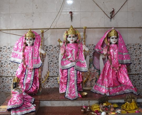 न्यू हैदराबाद कॉलोनी स्थित पंचमुखी मंदिर में चोरी के बाद जुटे लोग।