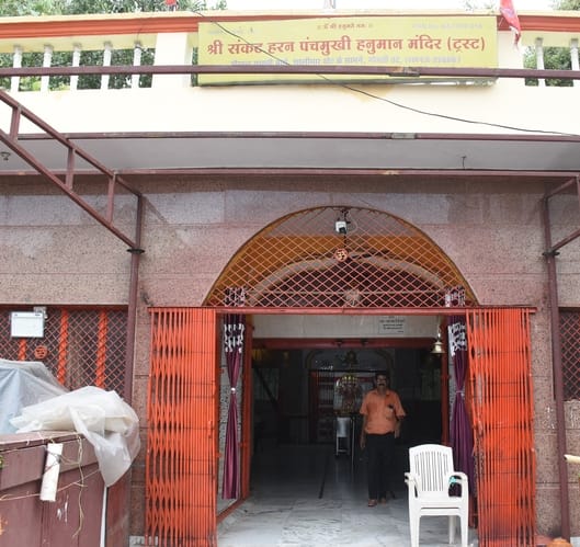 न्यू हैदराबाद कॉलोनी स्थित पंचमुखी मंदिर में चोरी के बाद जुटे लोग।