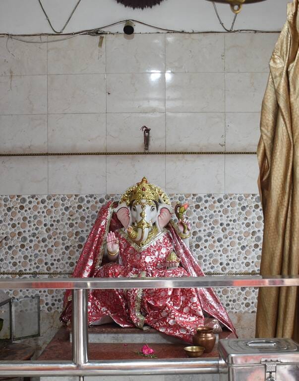 न्यू हैदराबाद कॉलोनी स्थित पंचमुखी मंदिर में चोरी के बाद जुटे लोग।
