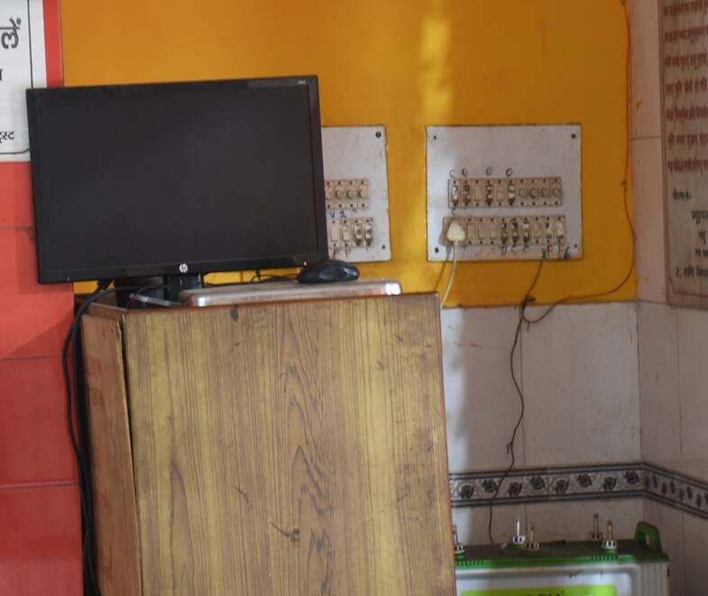 न्यू हैदराबाद कॉलोनी स्थित पंचमुखी मंदिर में चोरी के बाद जुटे लोग।