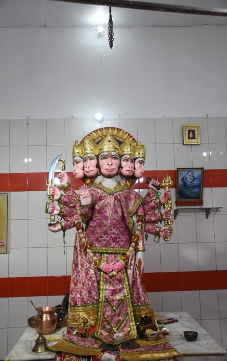 न्यू हैदराबाद कॉलोनी स्थित पंचमुखी मंदिर में चोरी के बाद जुटे लोग।