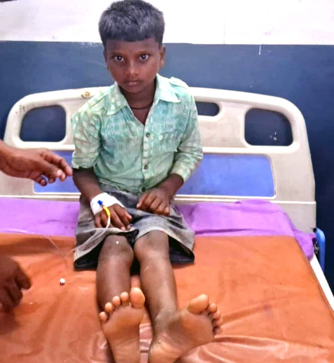 पहासू के गांव अल्लीपुर में हाईटेंशन लाइन का तार टूटने के बाद अस्पताल में मौजूद घायल शिखा। संवाद पहासू के गांव अल्लीपुर में हाईटेंशन लाइन का तार टूटने के बाद अस्पताल में मौजूद घायल शिखा। संवाद