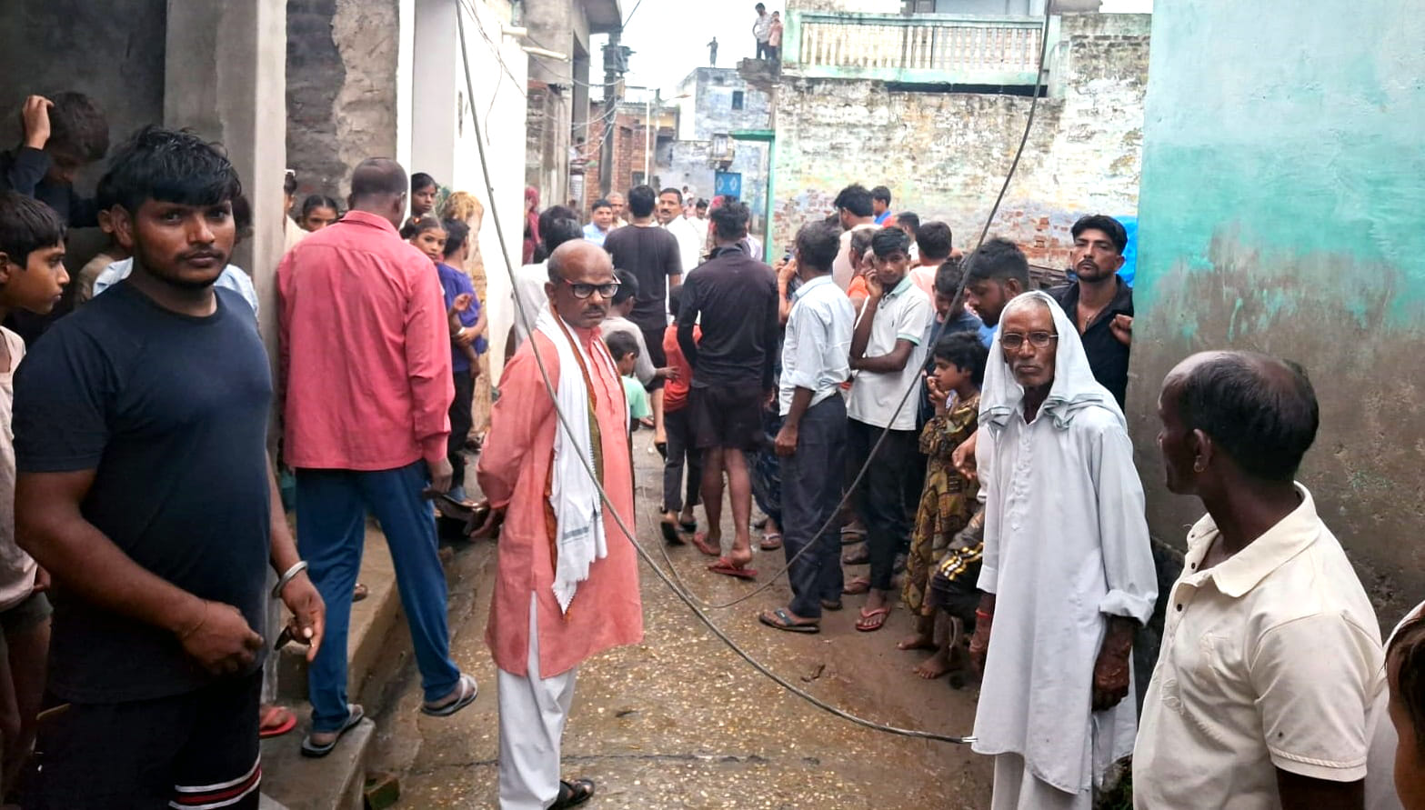 पहासू के गांव अल्लीपुर में हाईटेंशन लाइन का तार टूटने के बाद अस्पताल में मौजूद घायल शिखा। संवाद पहासू के गांव अल्लीपुर में हाईटेंशन लाइन का तार टूटने के बाद अस्पताल में मौजूद घायल शिखा। संवाद