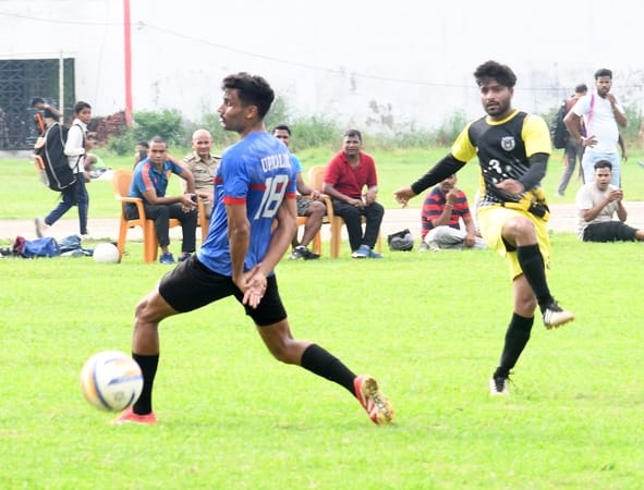 प्रतियोगिता के दौरान एक्शन में खिलाड़ी। प्रतियोगिता के दौरान एक्शन में खिलाड़ी।