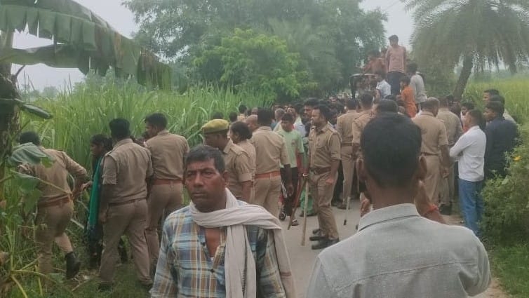 पोस्टमार्टम के बाद शव को रखकर किन्नर पट्टी माघी कोठिलवा सड़क को जाम किए परिजनों को समझातीं पुलि