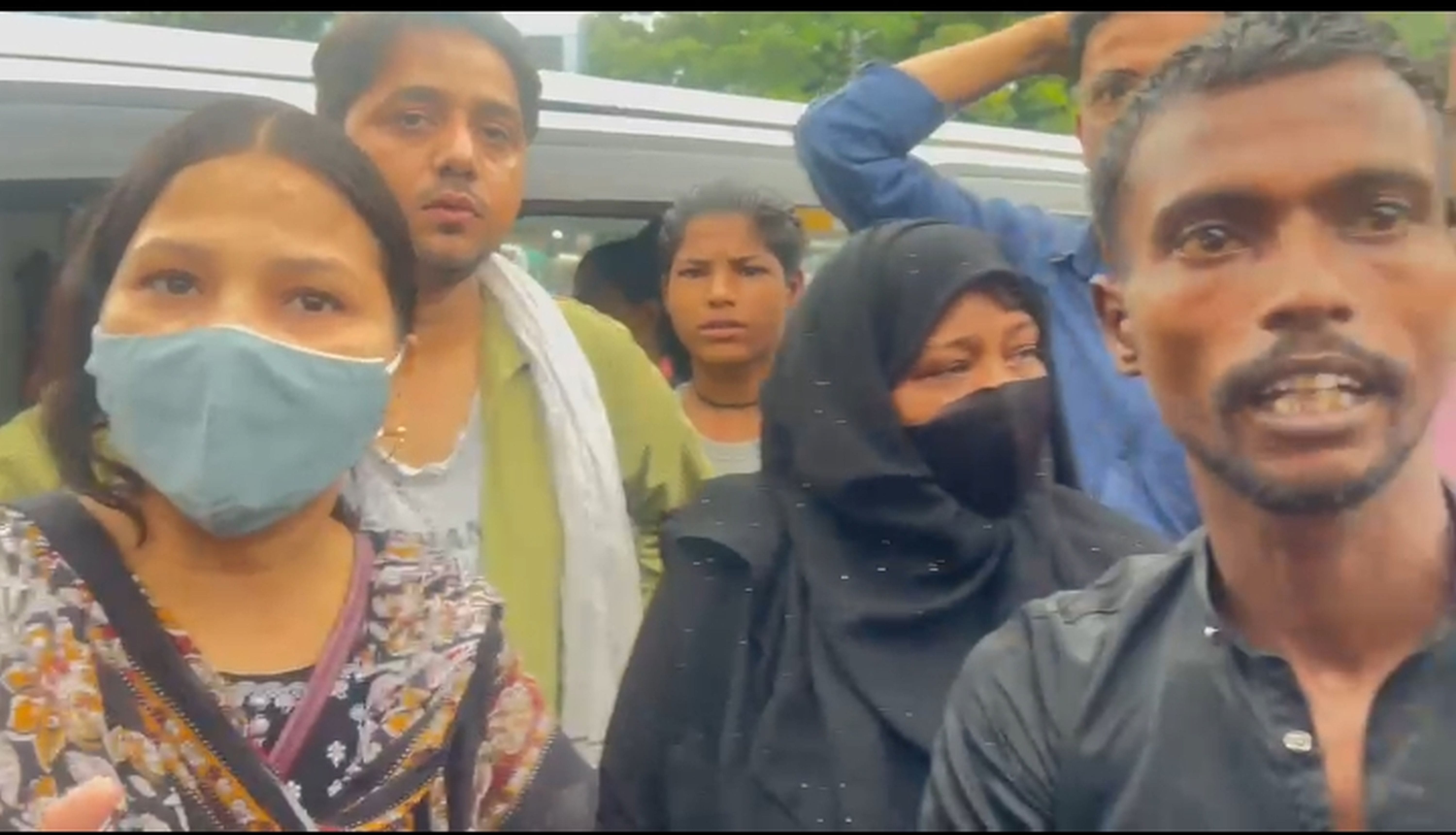 पथराव से टूटे वैन के शीशे। पथराव से टूटे वैन के शीशे।