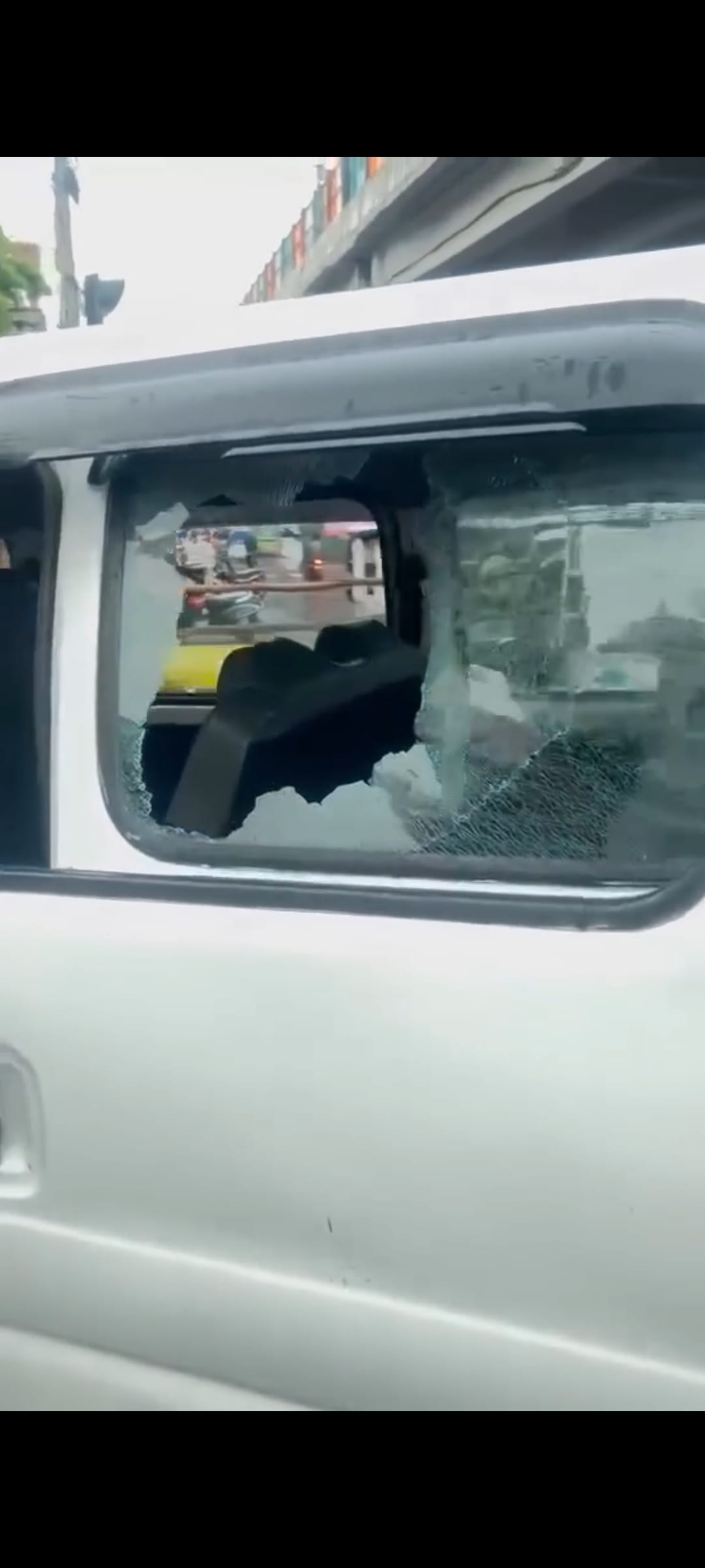 पथराव से टूटे वैन के शीशे। पथराव से टूटे वैन के शीशे।