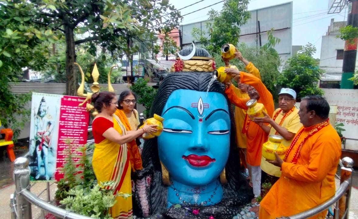 राजा का ताजपुर में सावन के  पहले सोमवार को ताजपुर प्राचीन बड़ा शिव मंदिर पर जलाभिषेक के लिए लग