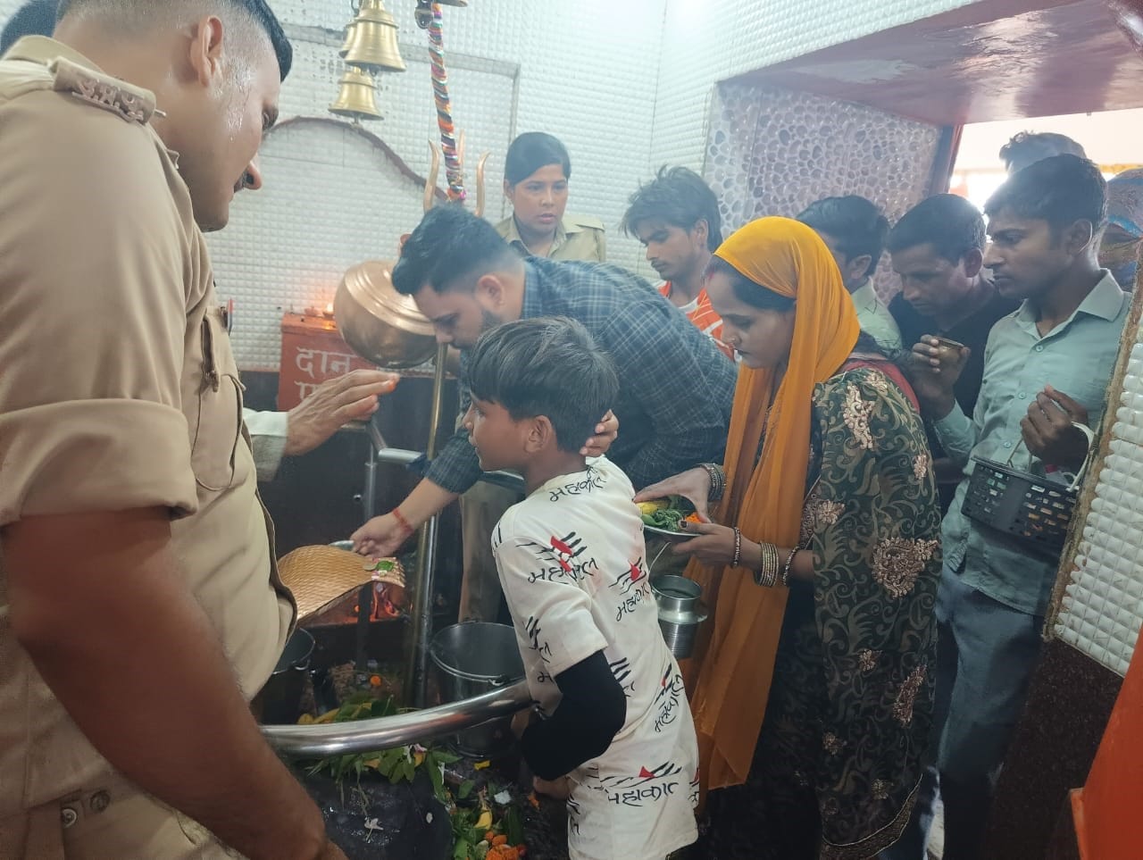 राजा का ताजपुर में सावन के  पहले सोमवार को ताजपुर प्राचीन बड़ा शिव मंदिर पर जलाभिषेक के लिए लग