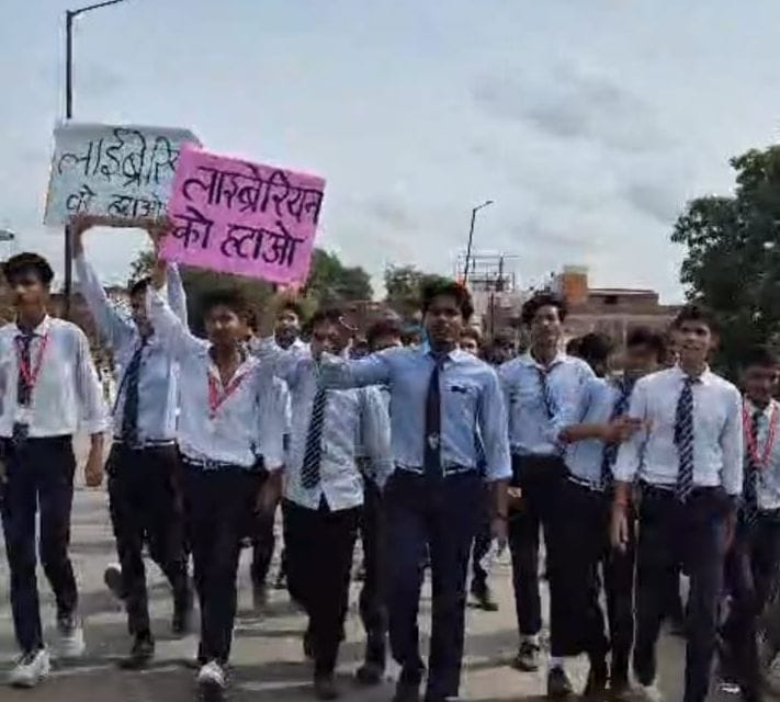 रोजा में हंगामा कर रहे छात्रों को समझाते स्कूल के शिक्षक। स्रोत: जागरूक पाठक