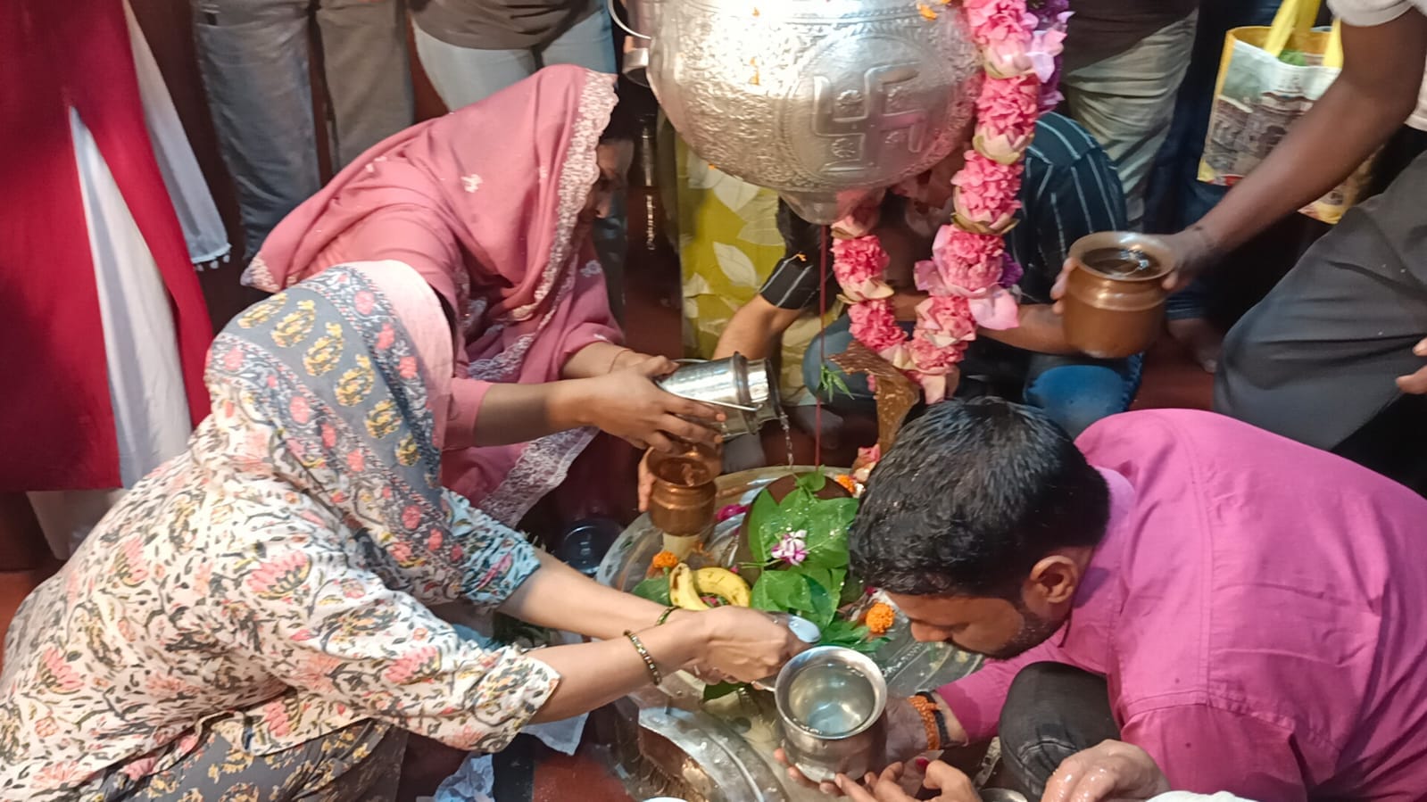 रेलपार के शिव दुर्गा मंदिर में।जलाभिषेक करते श्रद्धालु। संवाद