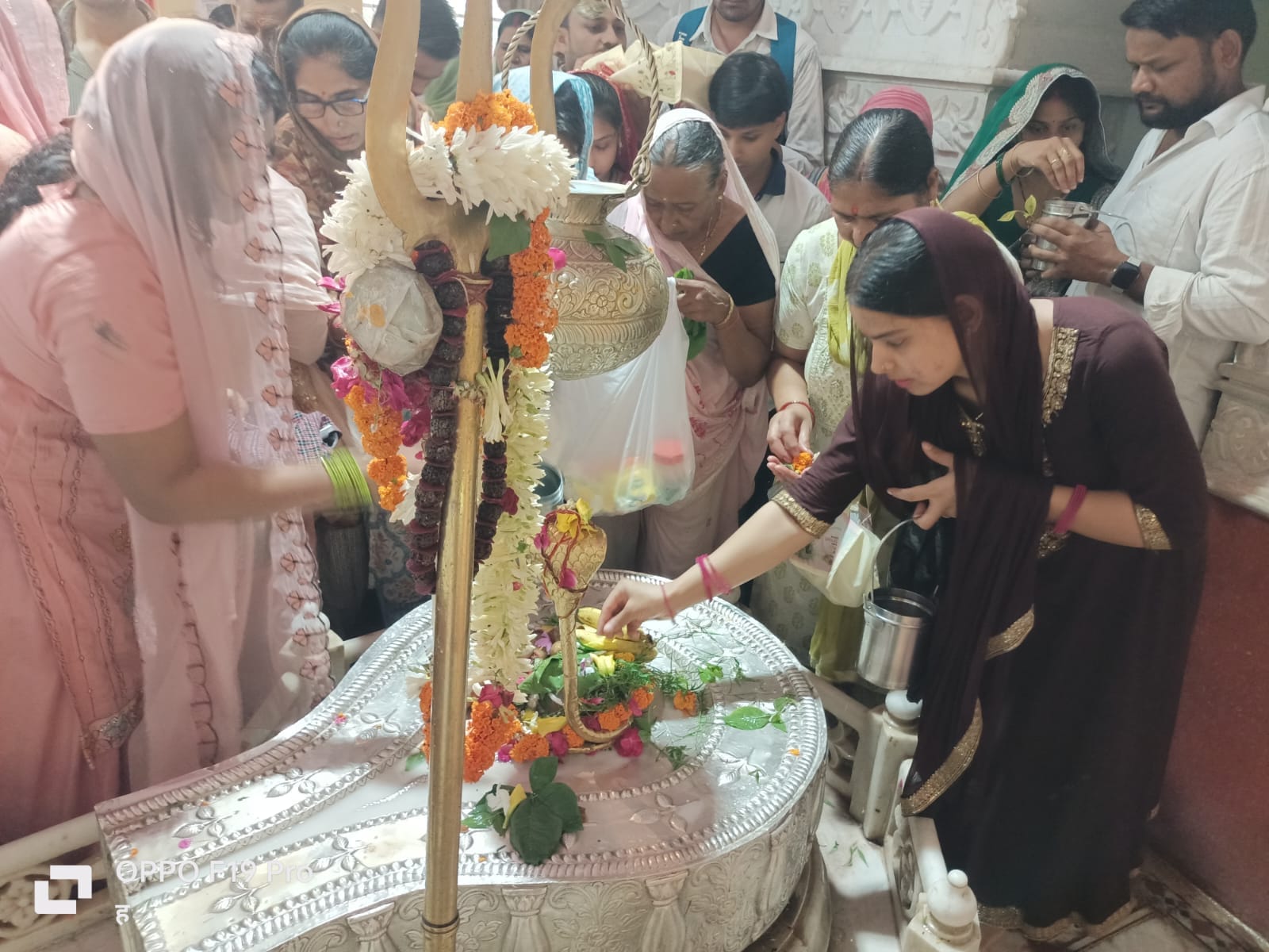 रेलपार के शिव दुर्गा मंदिर में।जलाभिषेक करते श्रद्धालु। संवाद