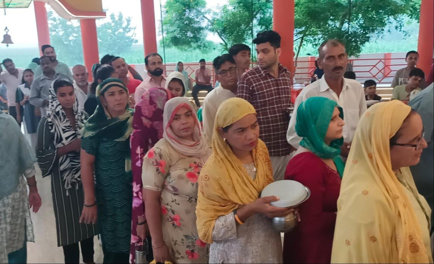 रेलपार के शिव दुर्गा मंदिर में।जलाभिषेक करते श्रद्धालु। संवाद