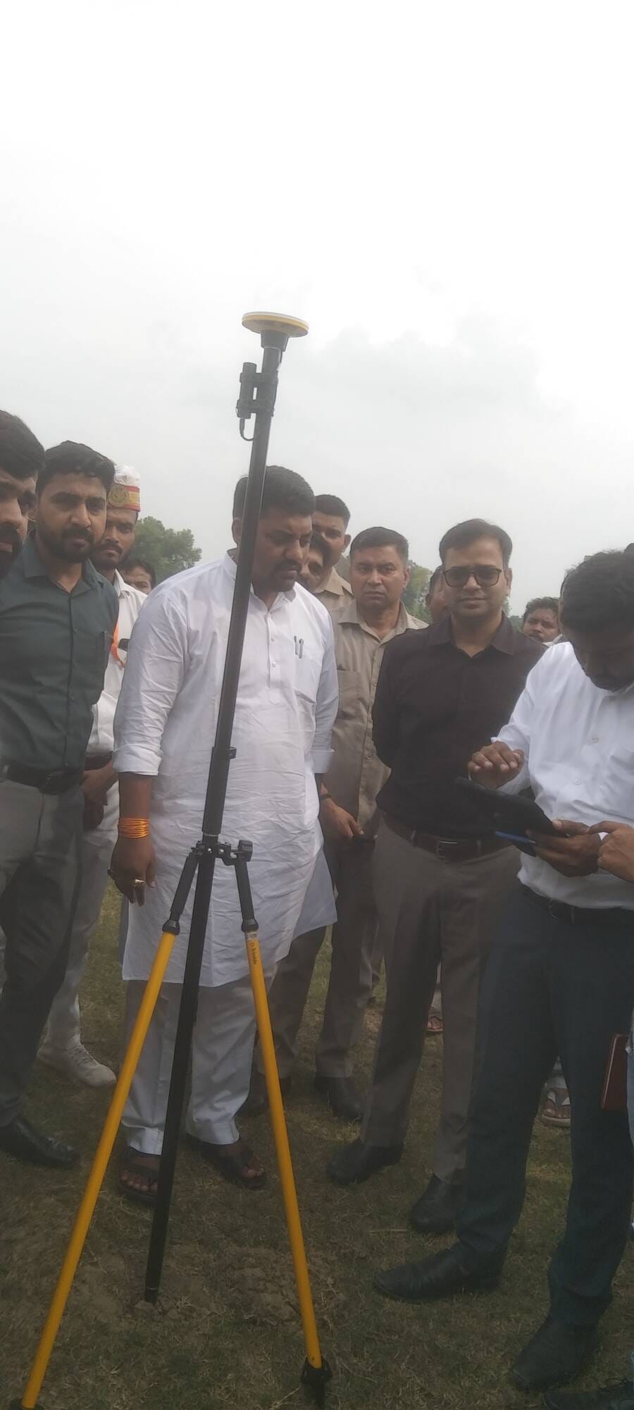रोवर मशीन से भूमि सीमांकन का निरीक्षण करते राज्य मंत्री सुरेंद्र दिलेर व अन्य। रोवर मशीन से भूमि सीमांकन का निरीक्षण करते राज्य मंत्री सुरेंद्र दिलेर व अन्य।