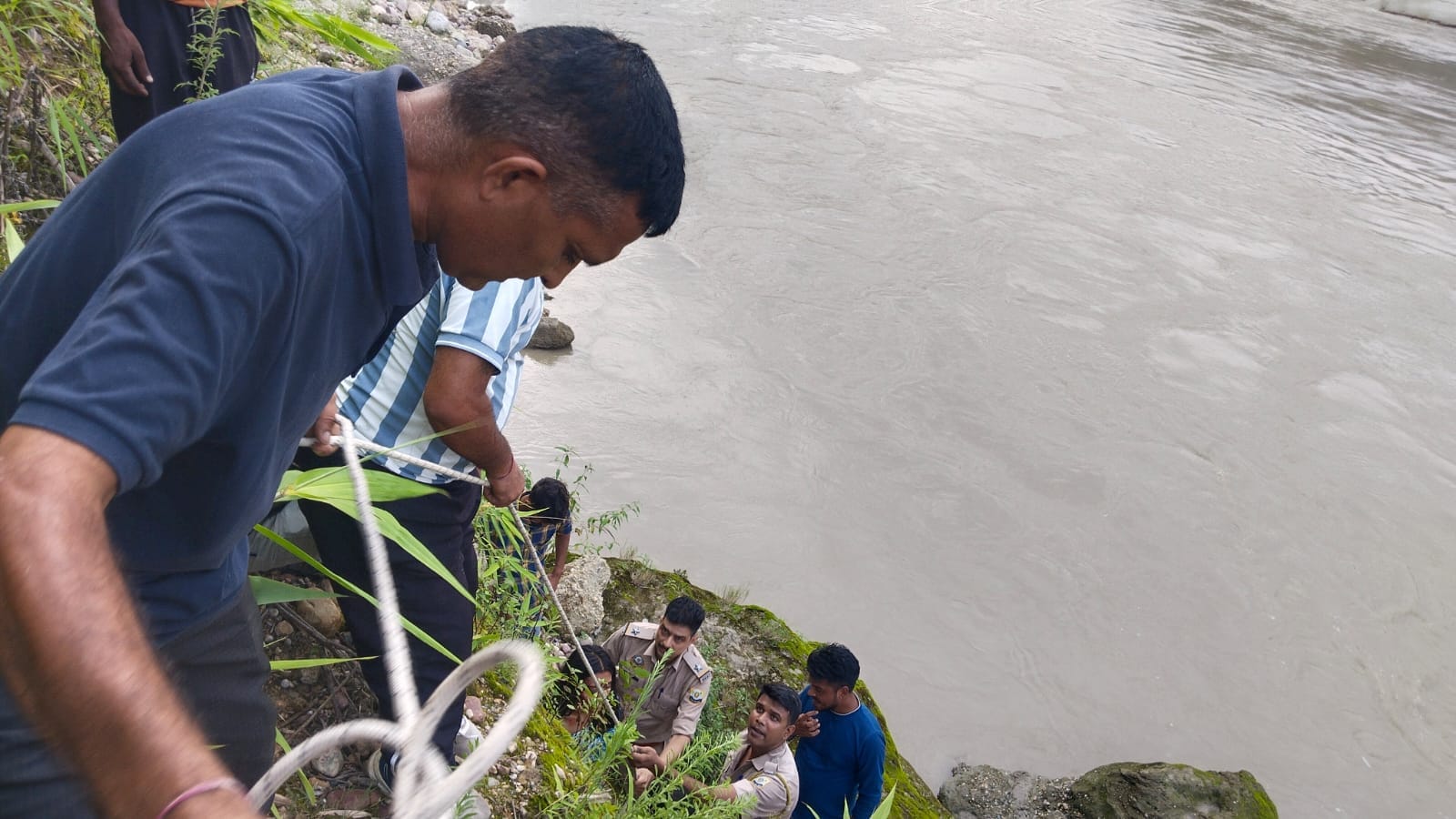 सुजानपुर में ब्यास में गिरी नाबालिग को बाहर निकालते दमकल व पुलिस कर्मी। संवाद