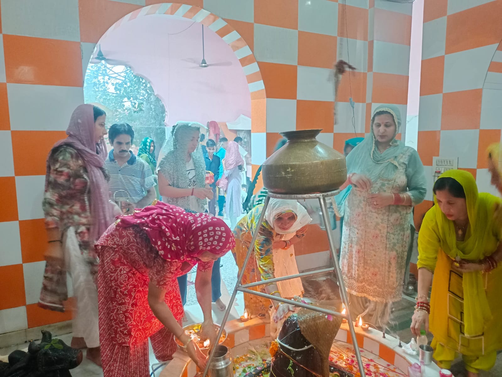 सनातन धर्म मंदिर मॉडल टाउन में जलाभिषेक करते श्रद्धालु। संवाद सनातन धर्म मंदिर मॉडल टाउन में जलाभिषेक करते श्रद्धालु। संवाद