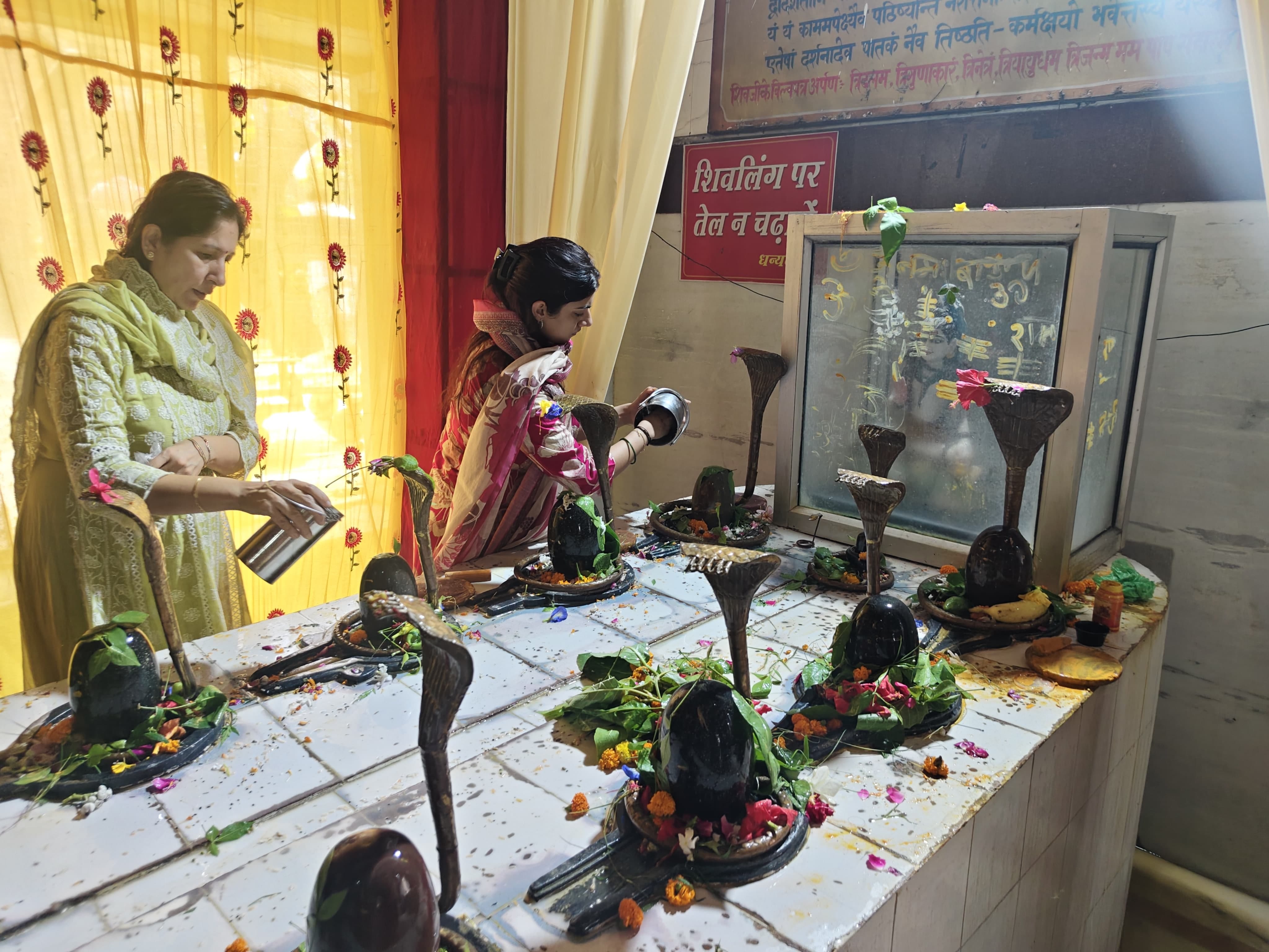 सनातन धर्म मंदिर मॉडल टाउन में जलाभिषेक करते श्रद्धालु। संवाद सनातन धर्म मंदिर मॉडल टाउन में जलाभिषेक करते श्रद्धालु। संवाद